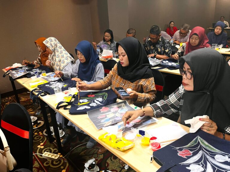 Diskop UKM Jatim Gelar Workshop Sinergitas Penguatan Usaha KUKM Pembuat Lukis Kain