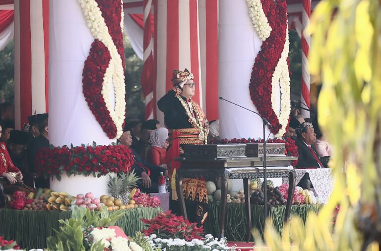 Kenakan Baju Adat Osing di Upacara HUT ke-79 RI, Pj. Gubernur Adhy Ajak Masyarakat Isi Kemerdekaan Dengan Kegiatan Positif Bagi Kemajuan Jatim