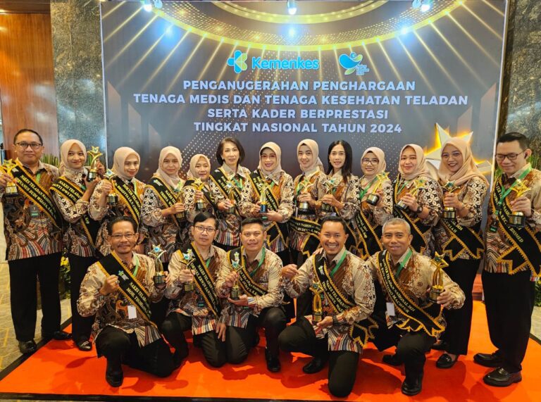 19 SDM Kesehatan Jatim Raih Penghargaan Tenaga Medis dan Tenaga Kesehatan Teladan serta kader berprestasi Tingkat Nasional Tahun 2024, Pj. Gubernur Adhy: Jadi Pelecut Pelayanan Kesehatan di Jawa Timur