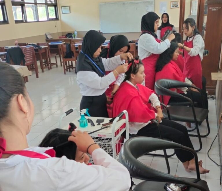 UPT PSBR Jombang Jurusan Tata Rias Praktik Pemangkasan Rambut Solid