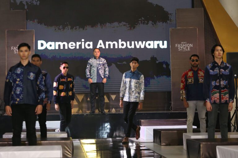 Wali Kota Eri bersama Jajaran Kepala PD Peragakan Busana UMKM khas Surabaya di Ajang MFSR 2024