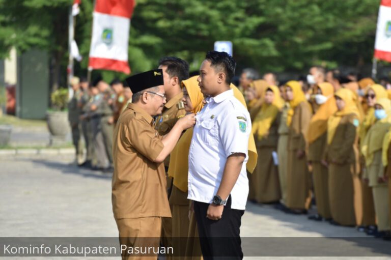 Andriyanto Sematkan PIN Tanda Hari Jadi 1.095 Kabupaten Pasuruan