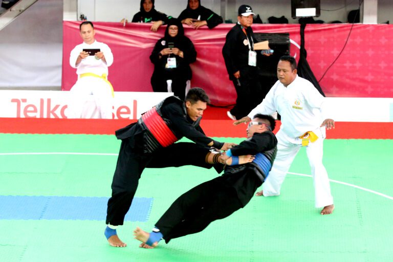 Ahmad Zain Menang Mudah Atas Eki Saputra di Kelas H Putra Pencak Silat PON XXI 2024 Aceh-Sumut