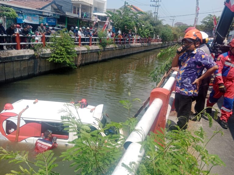 Insiden Feeder Wira Wiri Suroboyo Tercebur Sungai, Dishub: Ingin Hindari Pengendara R2 yang Menyalip