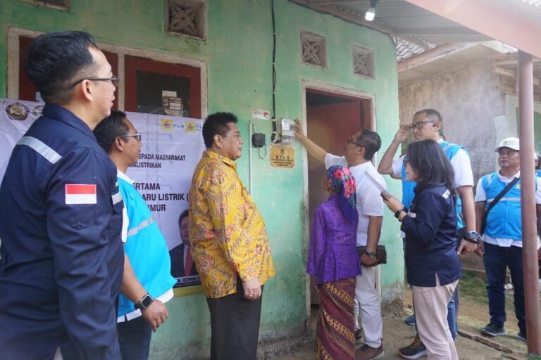 PLN Sambung Listrik 14.424 Masyarakat Pra Sejahtera di Jatim