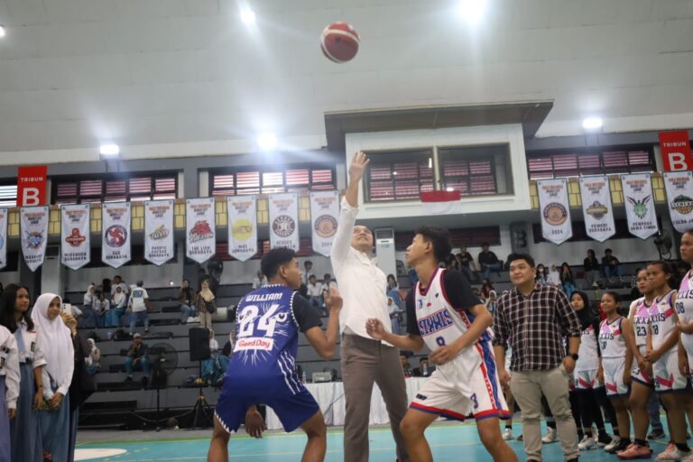 Wali Kota Eri Buka Kejuaran Bola Basket antar SMA/SMK se-Surabaya, Wadah Berkembang Generasi Muda
