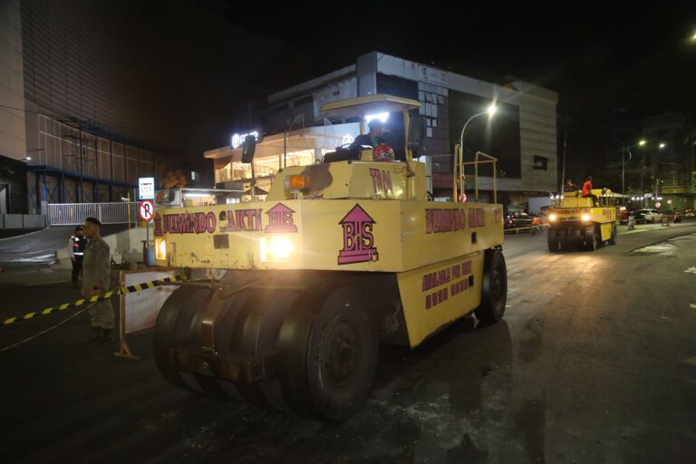 Jelang Tengah Malam, Wali Kota Eri Cek Proyek Pengaspalan di Jalan Bubutan