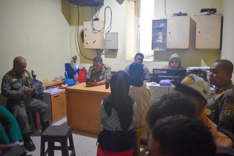 Lakukan Penyisiran di Warkop, Satpol PP Surabaya Amankan 10 Orang Pelajar Bolos