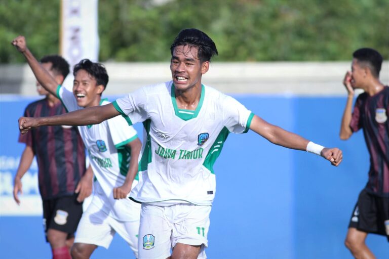 Ditahan 2-2 Riau, Tim Sepak Bola Putra PON Jatim Juara Grup C