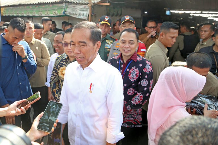 Wali Kota Surabaya Eri Cahyadi Dampingi Presiden Joko Widodo Cek Stabilitas Harga di Pasar Dukuh Kupang