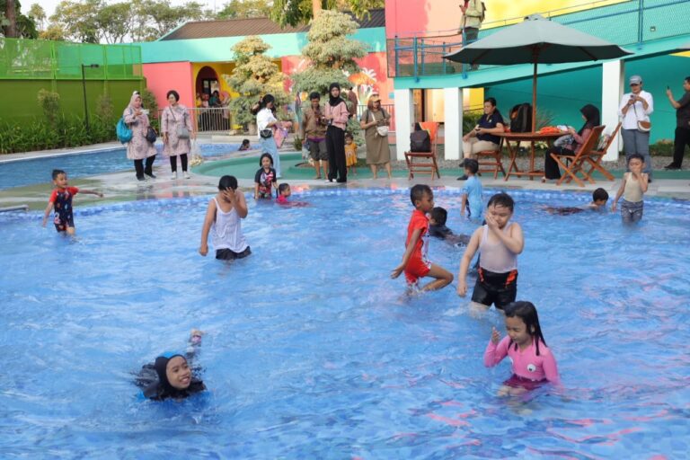 Wali Kota Eri Resmikan Kolam Renang Jambore Playland, Gratiskan Selama Satu Bulan