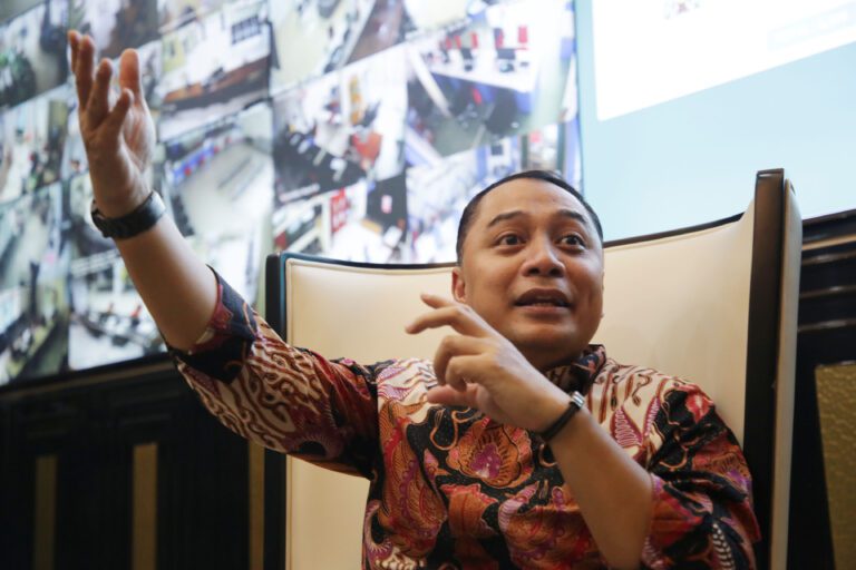 Berhasil Gerakkan UMKM, Wali Kota Eri Cahyadi Raih Penghargaan Tanda Jasa Bakti dari Menteri Koperasi dan UKM