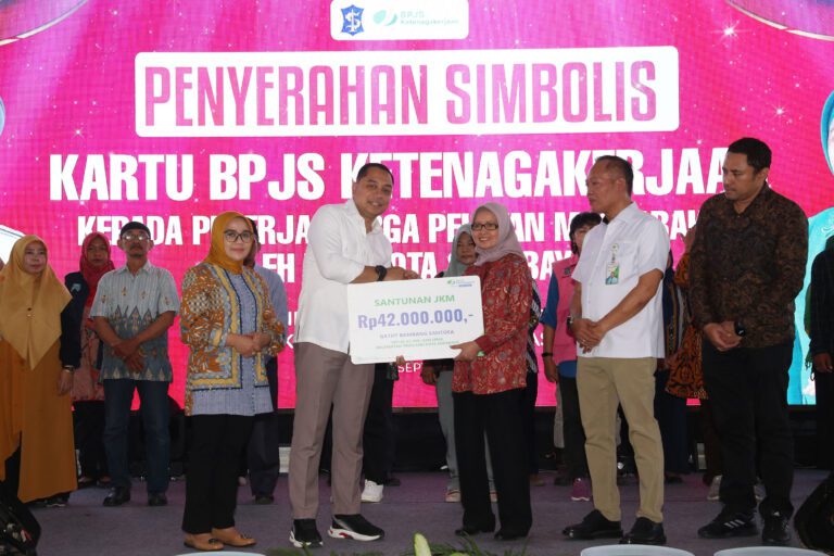 Wali Kota Eri Cahyadi Serahkan BPJS Ketenagakerjaan kepada 22.935 Warga Pelayan Masyarakat