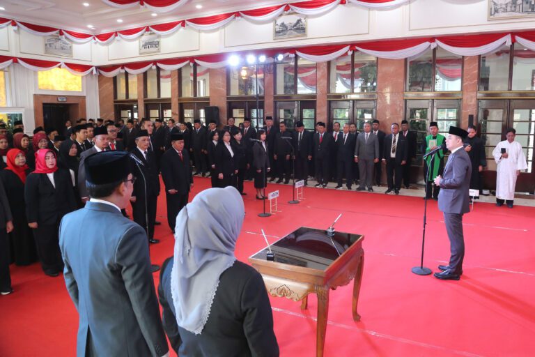 63 Pejabat Pemkot Surabaya Dilantik, Wali Kota Eri: Isi Kekosongan agar Layanan Bisa Berjalan
