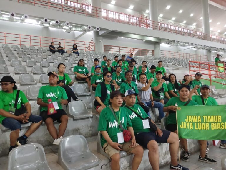 Suporter Jatim yang didatangkan dari Surabaya terus memberikan dukungan kepada atlet-atlet Jatim.
