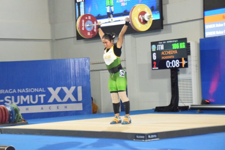 4 Tahun Berhenti Angkat Besi, Lifter Jatim Acchedya Jagaddhita Raih Medali Perak