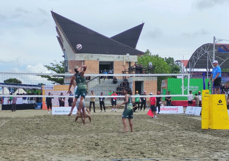 Melaju ke Perempat Final, Tim BPBD Jatim Terus Support Atlet Bola Voli Pantai