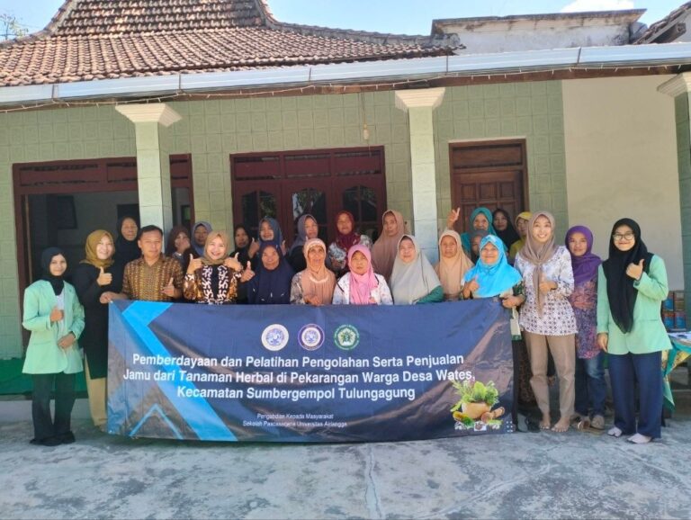 Pasca Sarjana UNAIR Gelar Pemberdayaan dan Pelatihan Pengolahan Jamu dari Tanaman Herbal