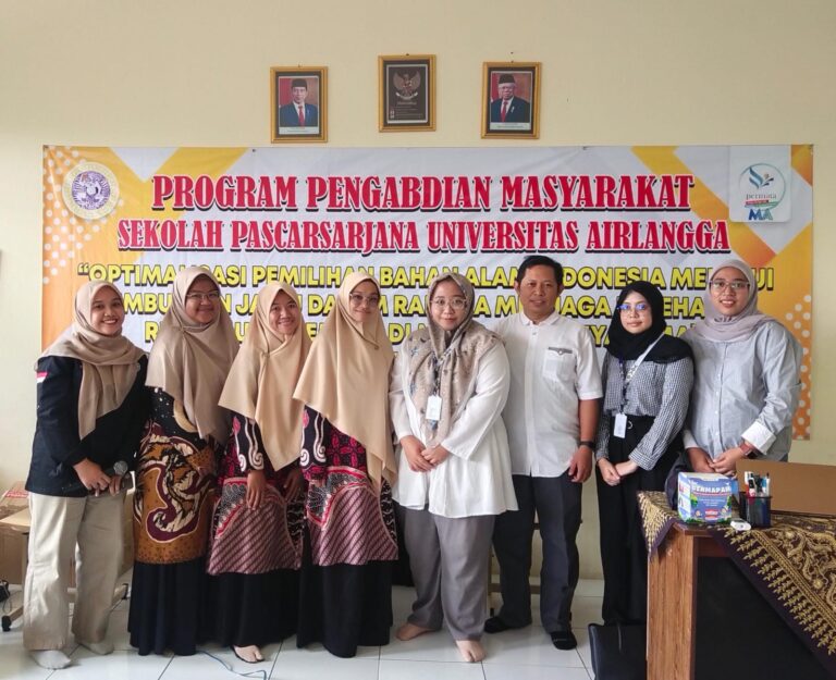 Program Pengabdian Masyarakat: Optimalisasi Pemilihan Bahan Alam Indonesia Melalui Pembuatan Jamu untuk Kesehatan Reproduksi Remaja