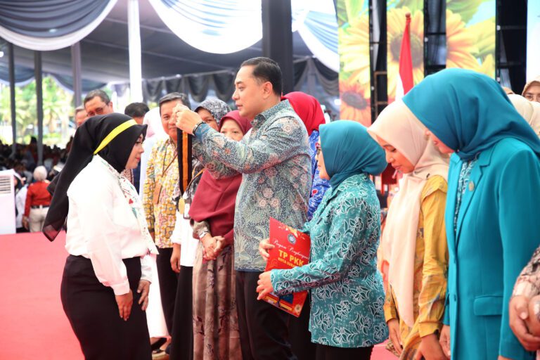 Wisuda 12.440 Peserta SOTH, Wali Kota Eri Berpesan Tak Lelah Dampingi dan Didik Anak