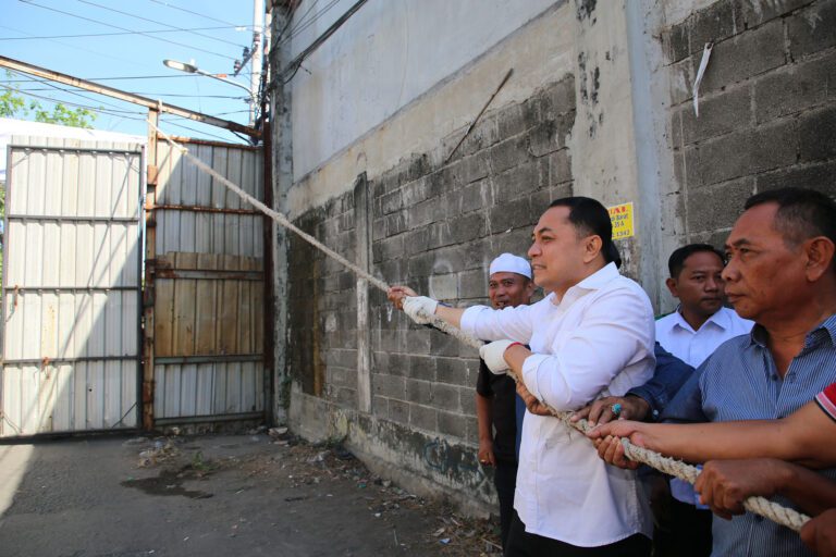 Pemkot Surabaya Bongkar Tembok Jalan Tambak Wedi Baru, Warga Sambut dengan Suka Cita