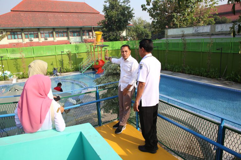 Tinjau Kolam Renang Jambangan, Wali Kota Eri Ungkap Proses Revitalisasi Sudah 100 Persen