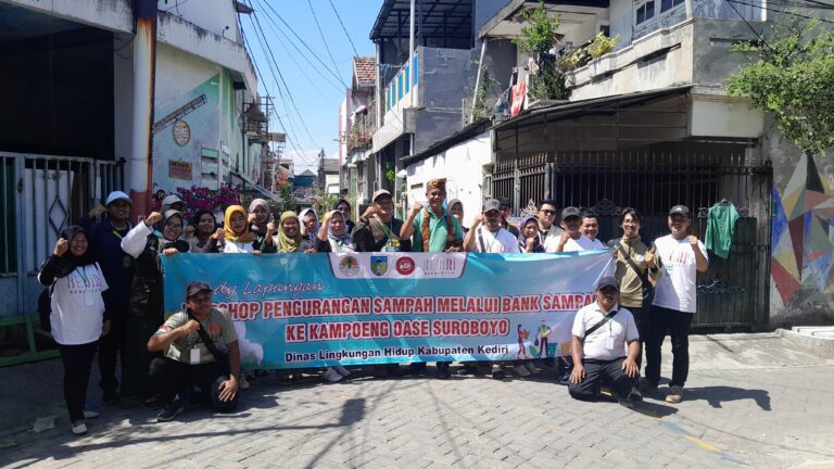 DLH Kabupaten Kediri Belajar Pengelolaan Sampah di Kampoeng Oase Songo, Surabaya