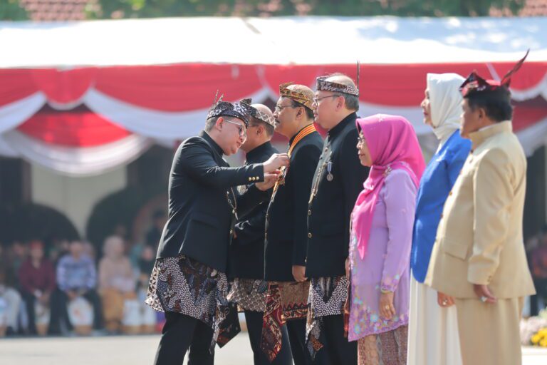 HUT Ke-79 Jatim, Pj. Gubernur Adhy Sematkan Lencana Penghargaan ‘Jer Basuki Mawa Beya’
