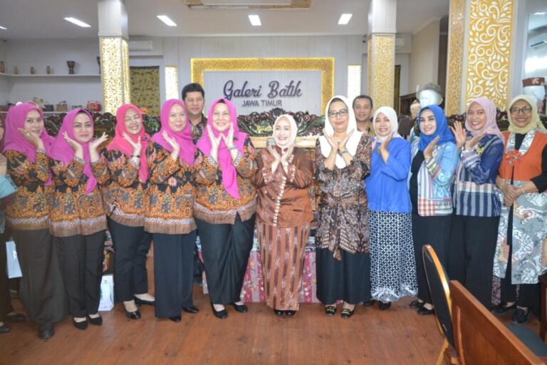 Perkumpulan Penyelenggara PAUD Sumatera Utara Kunjungi Galeri Batik Diskop UKM Jatim