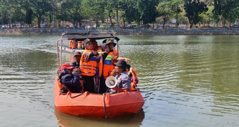 Susur Kali Surabaya, Puluhan Siswa Sekolah Paket A, B, dan C Belajar Melestarikan Sungai