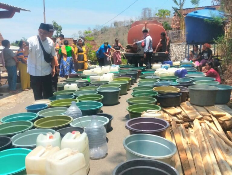 BPBD Jatim Distribusikan 15 Ribu Liter Air Bersih di Gunung Putri Situbondo