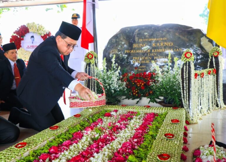 Rangkaian Hari Jadi 79 Provinsi Jatim : Pj Gubernur Adhy Karyono Ziarah ke Makam Proklamator RI