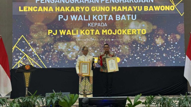 Pj. Wali Kota Mojokerto Dapat Penghargaan Tanda Jasa dari Pemkot Batu