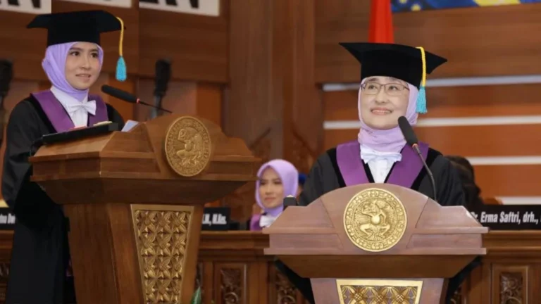 Dua Guru Besar FKM UNAIR Masuk Top 2 Persen Peneliti Dunia