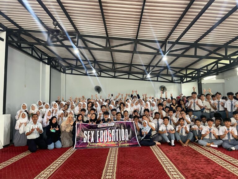 Kolaborasi Dosen dan Mahasiswa Fakultas Psikologi dengan SMA Wijaya Putra untuk Meningkatkan Kesadaran Remaja tentang Relasi Pacaran yang Sehat