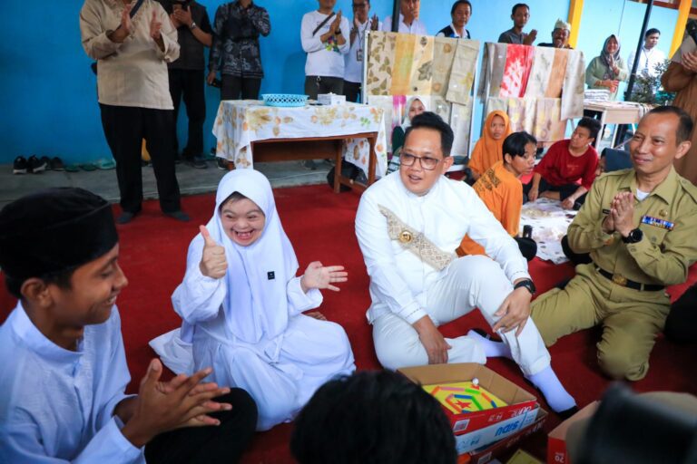 Pj Gubernur Jatim Adhy Karyono Sambangi Penyandang Tunagrahita di UPT RSBG Tuban