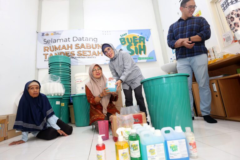 Tekan Kemiskinan Lewat Pemberdayaan Masyarakat, PJs Wali Kota Surabaya Kunjungi Kampung Tematik dan Rumah Padat Karya Tandes