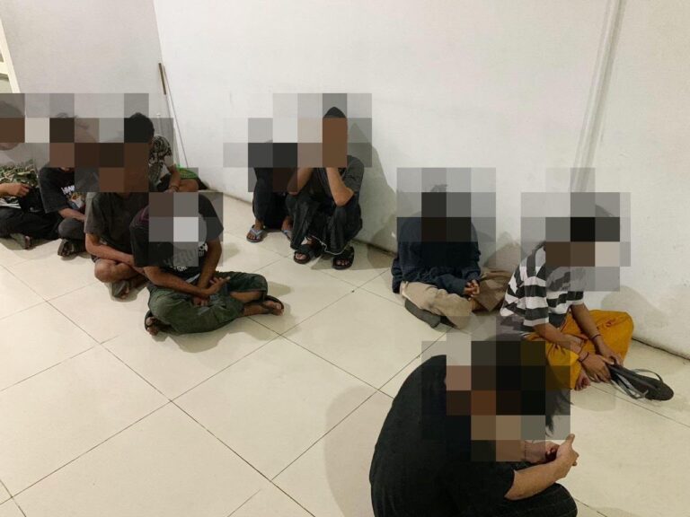 Patroli Satpol PP Surabaya Jangkau 13 Muda-Mudi saat Pesta Miras