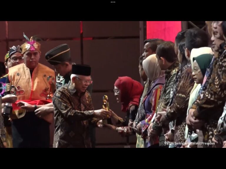 Wapres Berikan Penghargaan Predikat Terbaik Pembangunan Berkelanjutan ke Kota Surabaya
