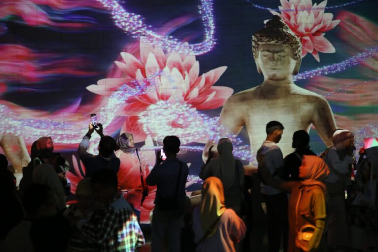 Pameran Seni Visual LUMIORA di Alun-Alun Surabaya, Beri Pengalaman Baru Masyarakat Nikmati Video Mapping