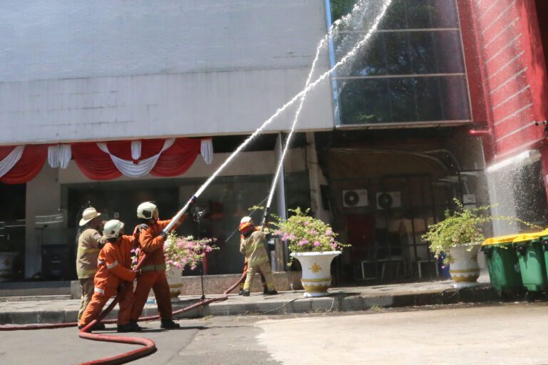 Tangani 321 Kebakaran, Pemkot Surabaya Imbau Warga Perhatikan Konsleting Listrik dan Lahan Terbuka