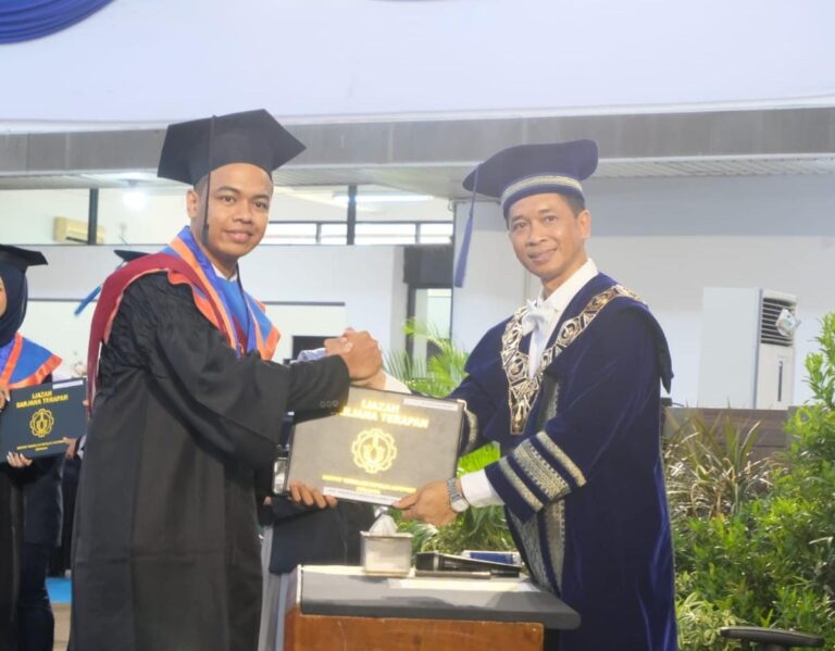 Dua Wisudawan Diploma Terbaik ITS Kompak Raih IPK 3,88