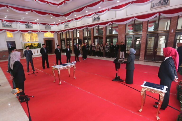 Pemkot Surabaya Lakukan Rotasi dan Pelantikan Enam Pejabat Administrator dan Pengawas