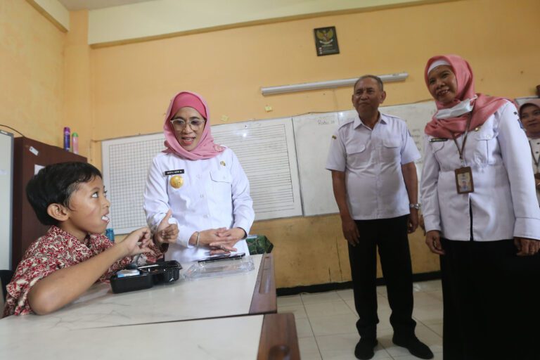 Tinjau Pelaksanaan Uji Coba Makan Gratis, PJs Wali Kota Surabaya Minta Perhatikan Variasi Menu