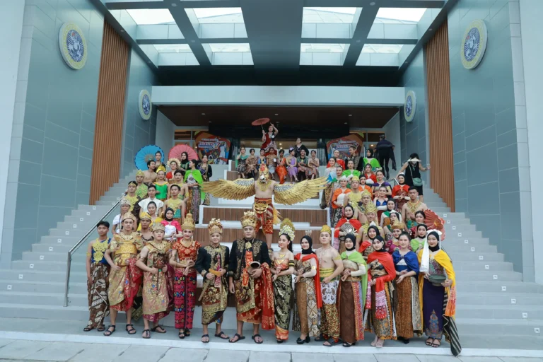 1000 Sivitas Lintas Generasi Meriahkan UNAIR Berkain