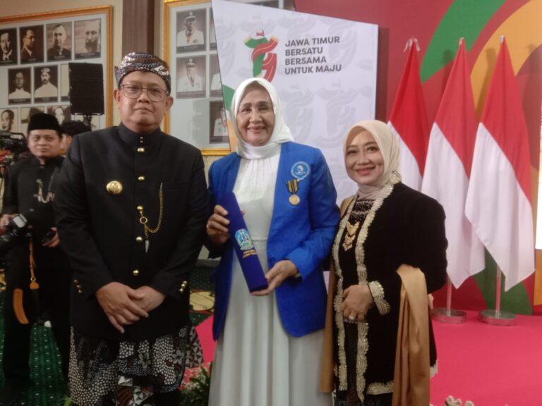 Penghargaan IWAPI Jatim sebagai Penggerak Ekonomi dalam Rangka Hari Jadi Provinsi Jatim ke-79