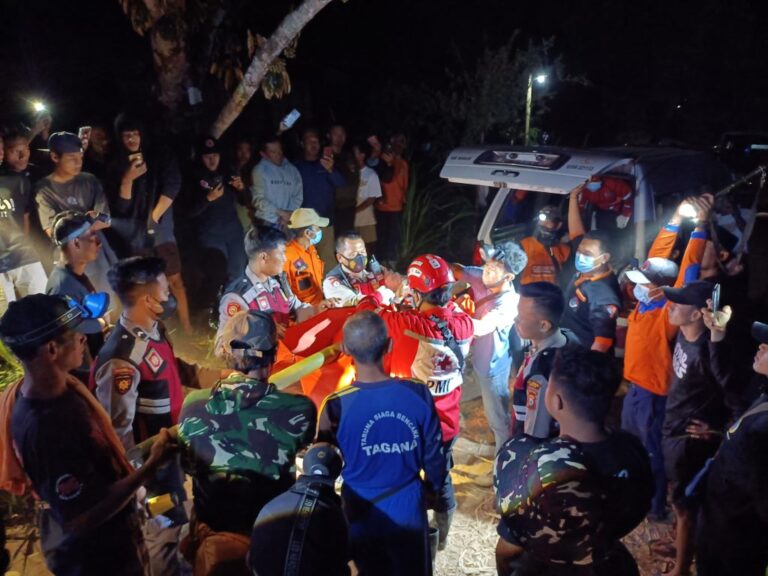 PMI Nganjuk Ikut Mencari Survivor yang Hilang di Gunung Wilis