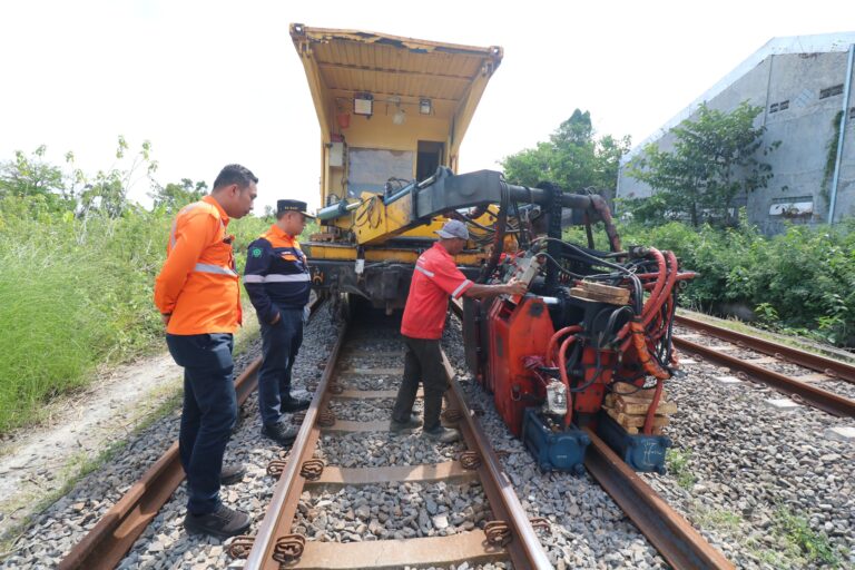 KAI Daop 8 Surabaya Tingkatkan Prasarana dengan Penggantian Rel R.50 Menjadi R.54