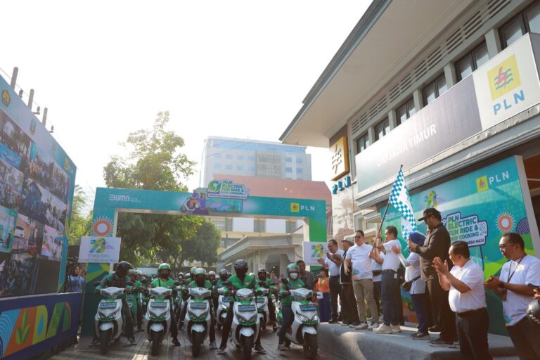 Peringati Hari Listrik Nasional ke-79: PLN Jatim Pecahkan Rekor MURI Konvoi Motor Listrik Terbanyak