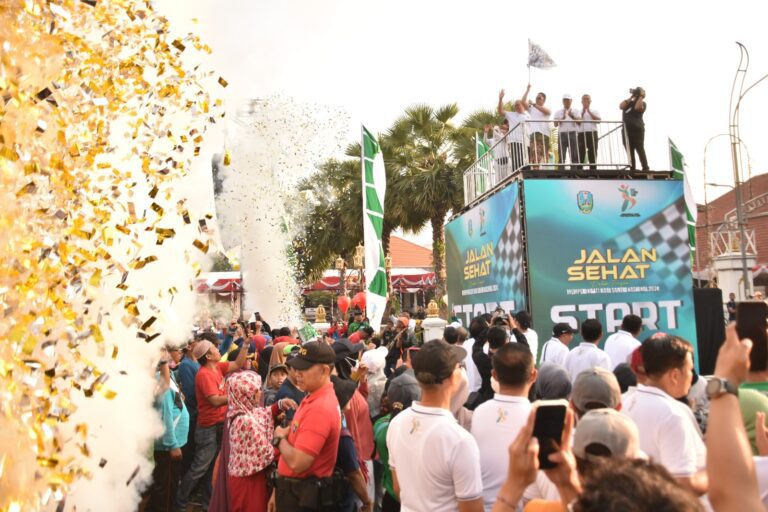 Meriah! Ribuan Warga Surabaya Ikuti Jalan Sehat Peringatan Hari Santri Nasional di Surabaya